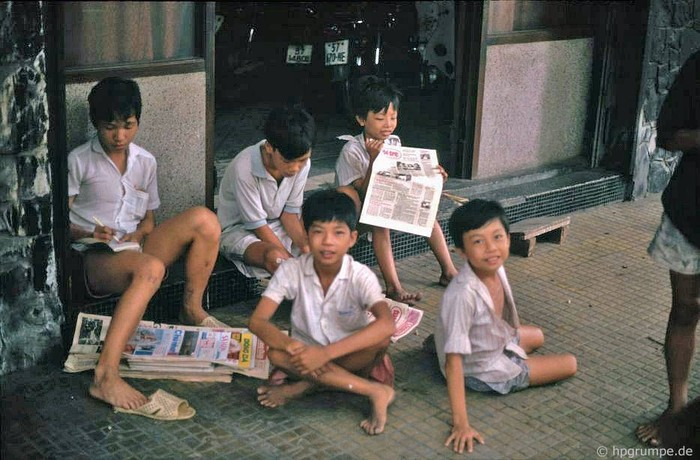 Những đứa trẻ bán báo trên đường phố Sài Gòn, 1991.
